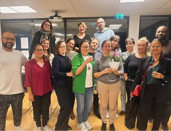 On voit les deux membres qui quittent le comité et le nouveau comité